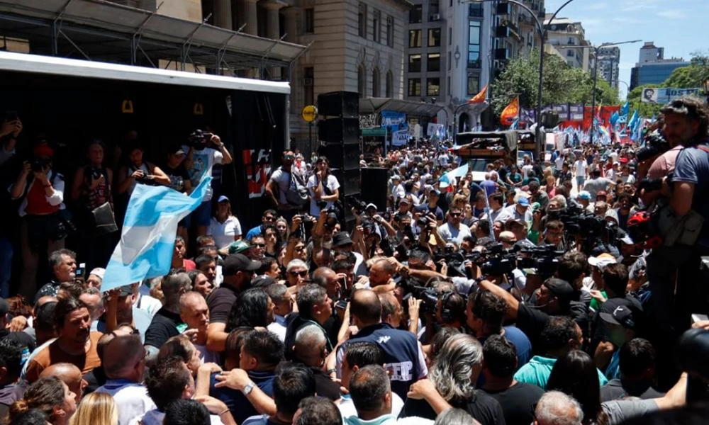 Αργεντινή: Χιλιάδες πολίτες στους δρόμους κατά της λιτότητας του Μιλέι